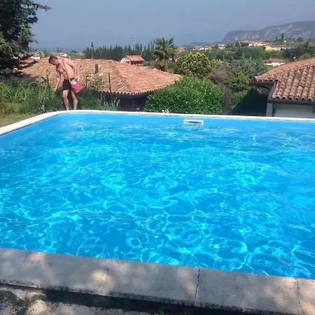 Kleine Ferienvilla In Traumhafter Panoramalage Mit Blick Uber Den Sudlichen Gardasee *